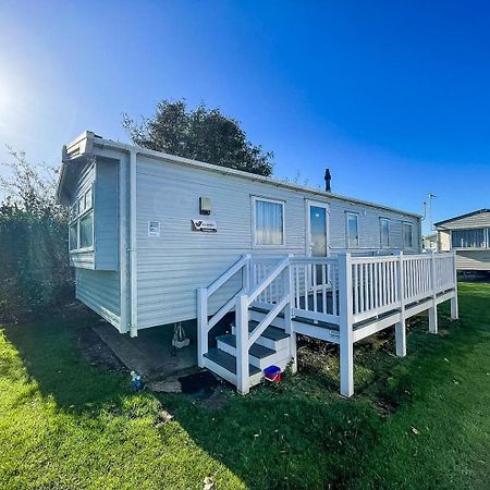 Lovely Caravan With Decking And Outside Furniture At Broadland Sands Ref 20113Bs Hopton on Sea Zewnętrze zdjęcie