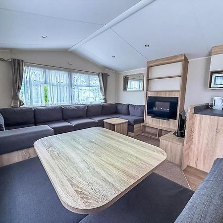 Lovely Caravan With Decking And Outside Furniture At Broadland Sands Ref 20113Bs Hopton on Sea Zewnętrze zdjęcie