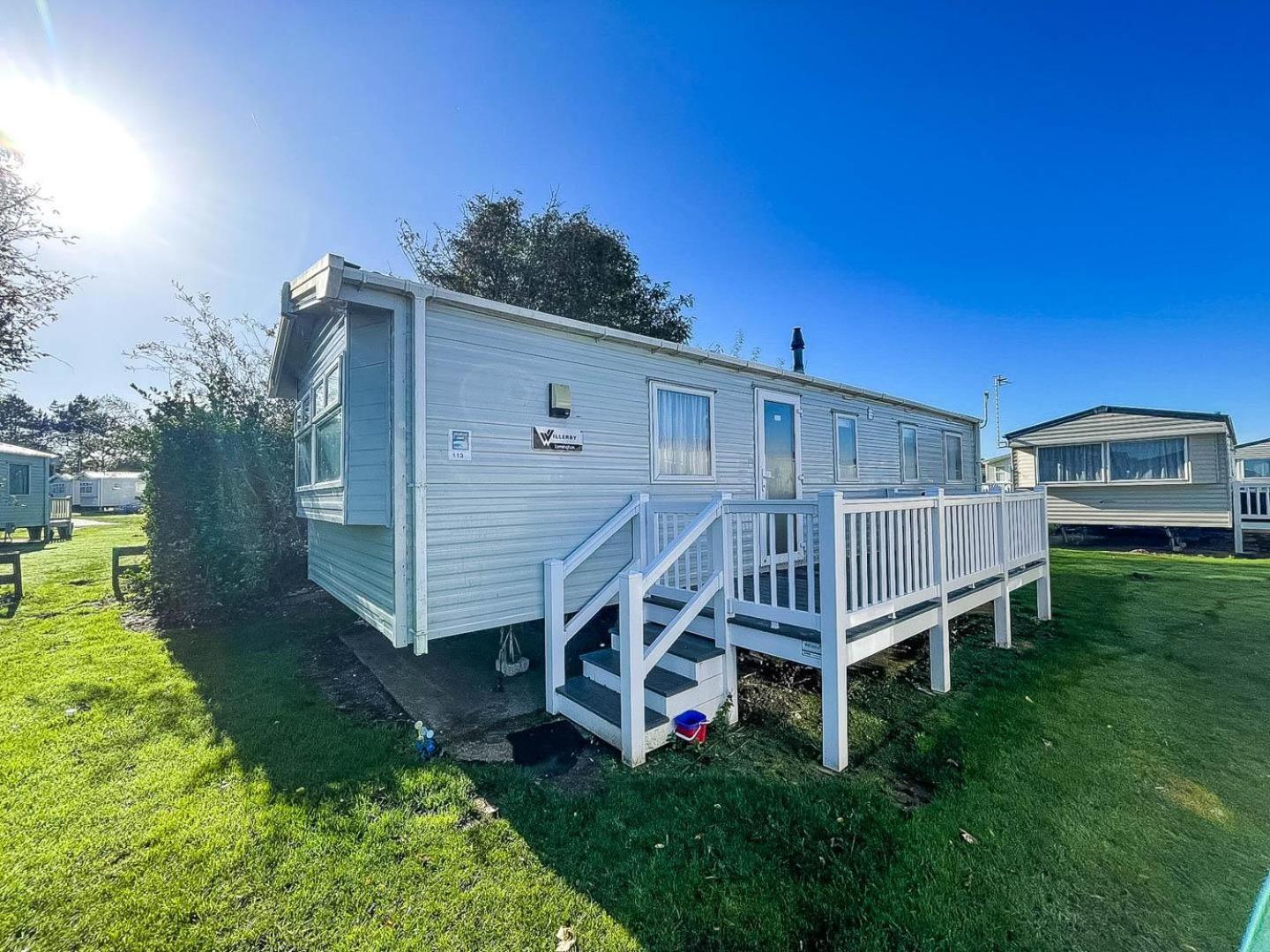 Lovely Caravan With Decking And Outside Furniture At Broadland Sands Ref 20113Bs Hopton on Sea Zewnętrze zdjęcie