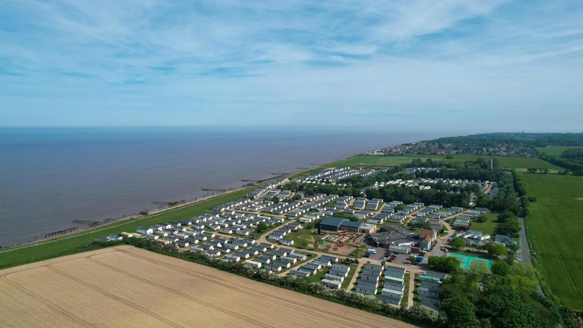 Lovely Caravan With Decking And Outside Furniture At Broadland Sands Ref 20113Bs Hopton on Sea Zewnętrze zdjęcie