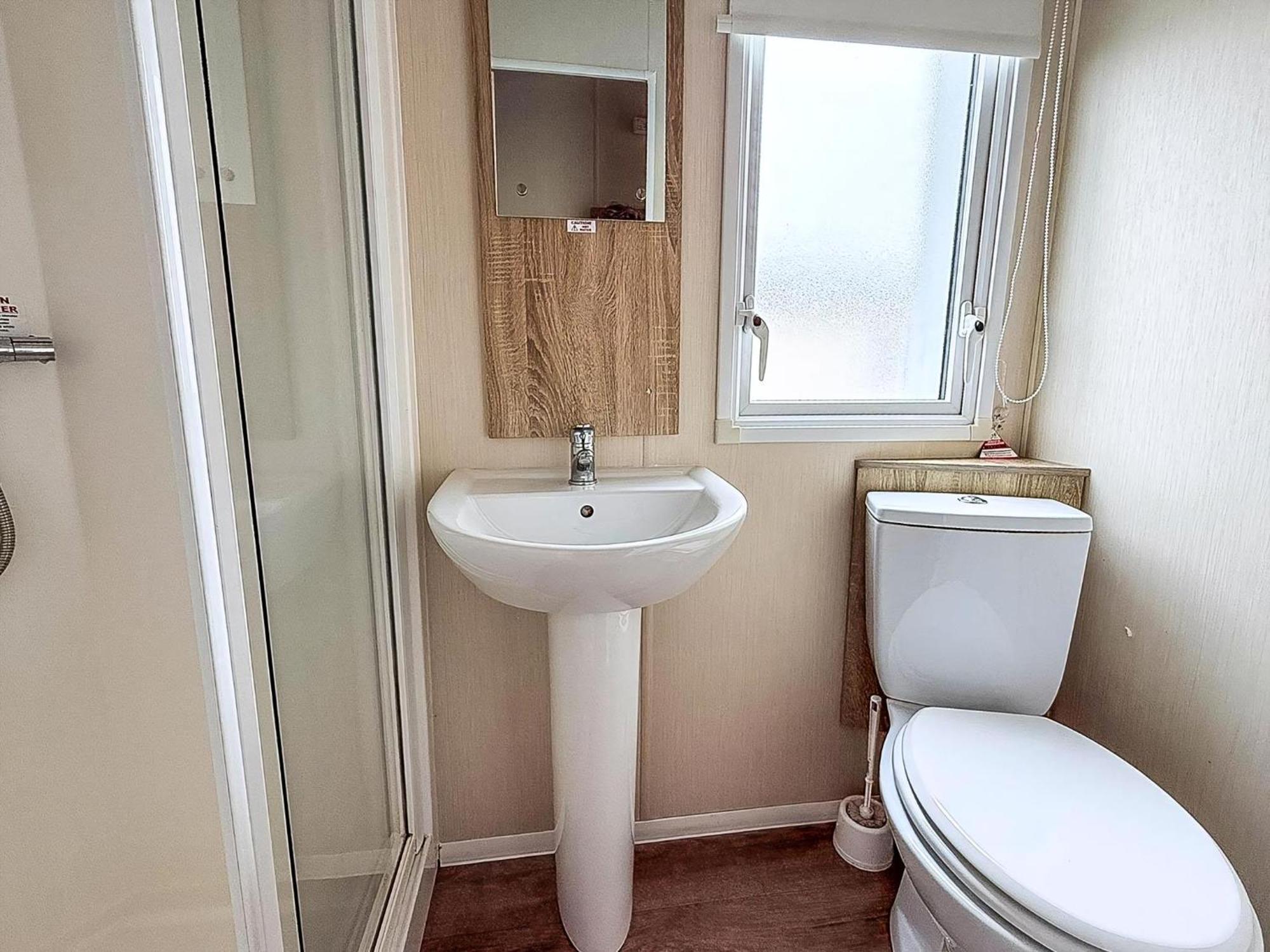 Lovely Caravan With Decking And Outside Furniture At Broadland Sands Ref 20113Bs Hopton on Sea Zewnętrze zdjęcie