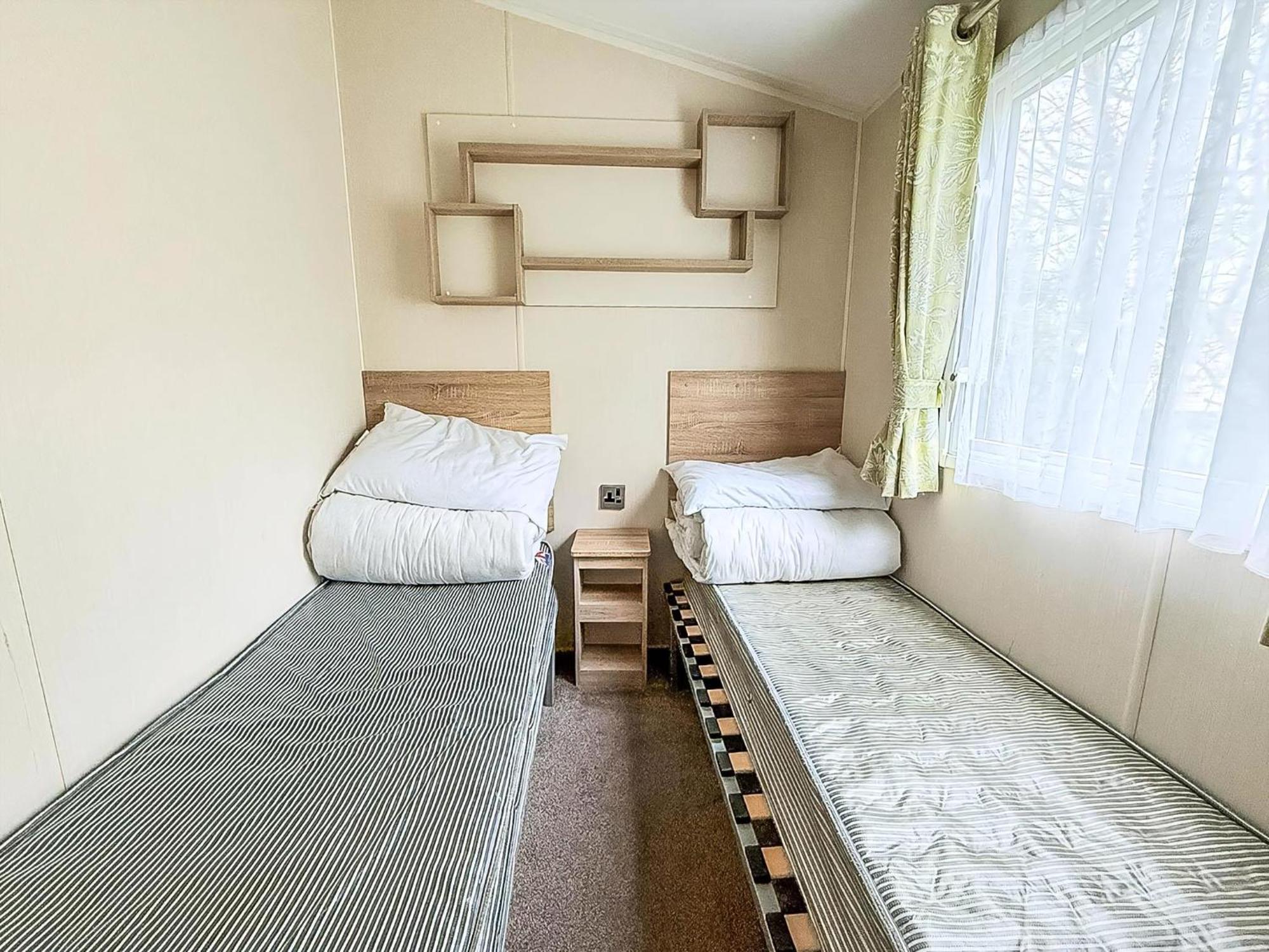 Lovely Caravan With Decking And Outside Furniture At Broadland Sands Ref 20113Bs Hopton on Sea Zewnętrze zdjęcie