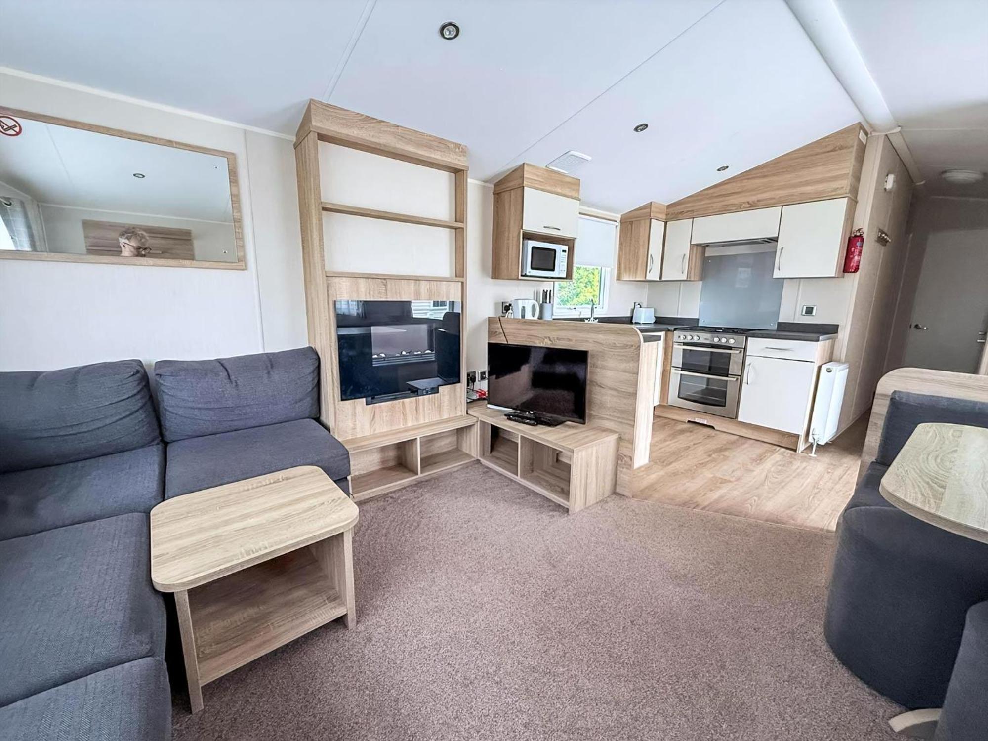Lovely Caravan With Decking And Outside Furniture At Broadland Sands Ref 20113Bs Hopton on Sea Zewnętrze zdjęcie