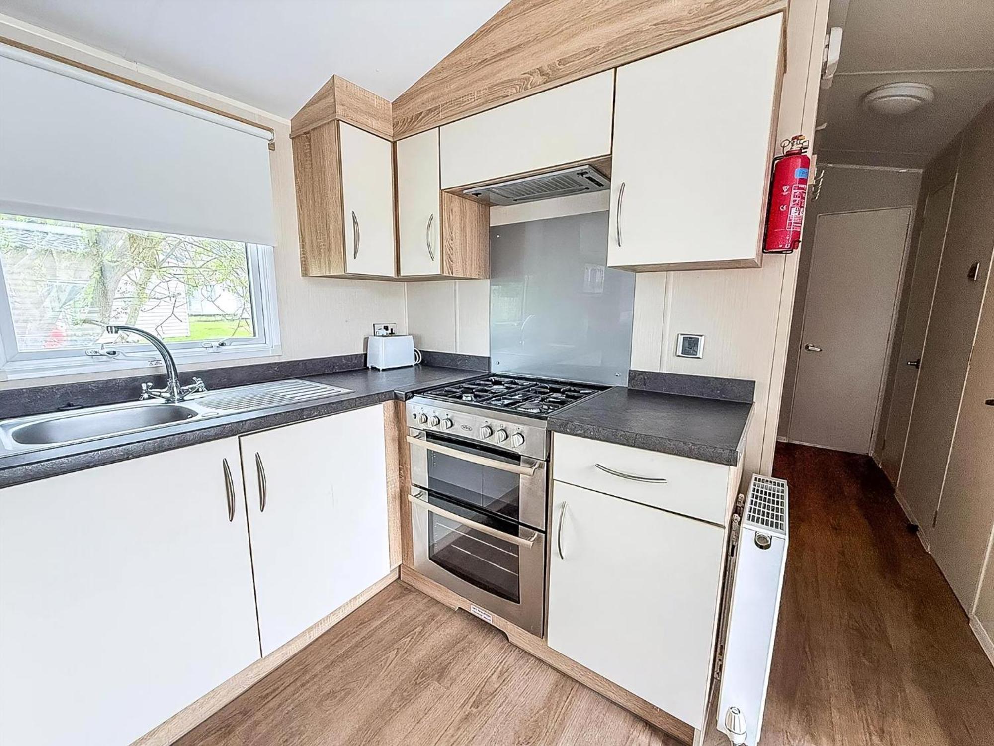 Lovely Caravan With Decking And Outside Furniture At Broadland Sands Ref 20113Bs Hopton on Sea Zewnętrze zdjęcie
